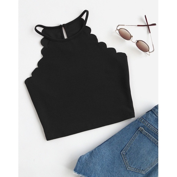 Tops - 🌻Black Trim halter top🌻